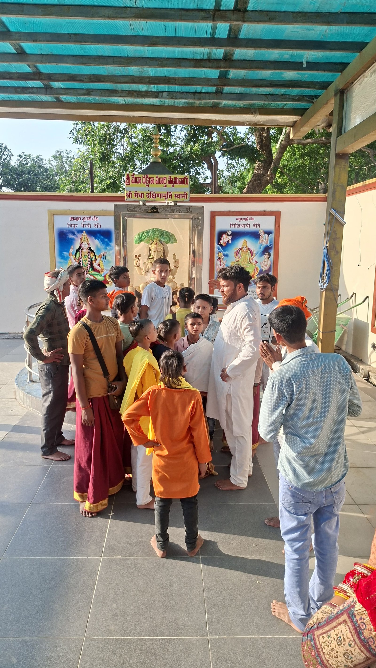 नैमिषारण्य यात्रा पर गुरुजनों के साथ शिष्यों का समूह